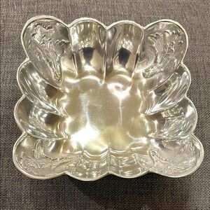 NEW🦋RARE FIND SIGNATURE HOME COLLECTION SCALLOPED SILVER BOWL WITH DESIGN